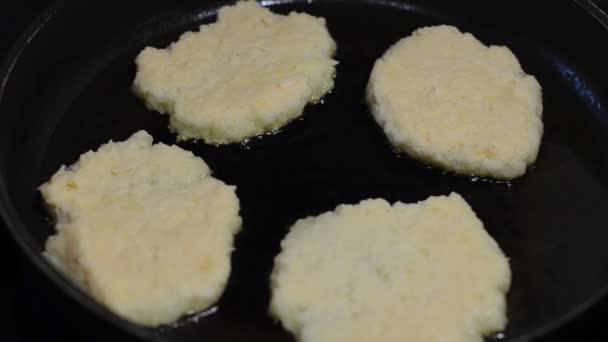 Bolos Batata Fritos Uma Panela Ato Fritar Óleo Girassol — Vídeo de Stock