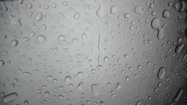 Yağmur damlaları akış aşağı cam