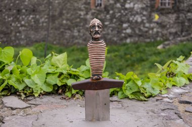 Uzhgorod, Ukrayna - Mayıs, 2019: Taştan antik kılıç sapında bir şövalye figürü ile