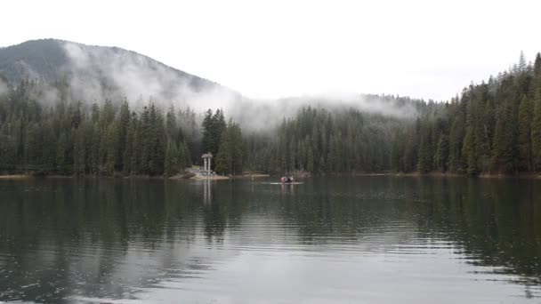 Dia Nebuloso Chuvoso Lago Montanha Synevyr Qual Flutua Uma Jangada — Vídeo de Stock