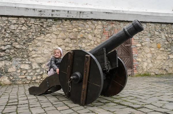 Klein Charmant Meisje Kind Het Historische Oude Kanon Het Oude — Stockfoto