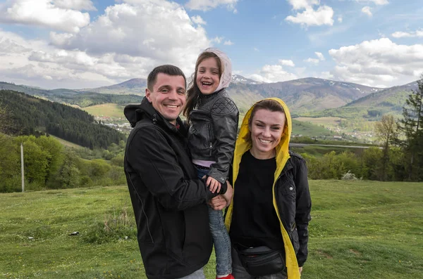 Jeune Famille Papa Maman Fille Pendant Les Vacances Montagne — Photo