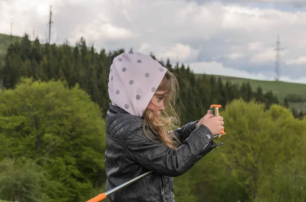 Klein Meisje Kind Neemt Foto Telefoon Van Berg Tijdens Het — Stockfoto