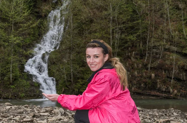 Jovem Encantadora Turista Menina Fundo Uma Cachoeira Montanha — Fotografia de Stock