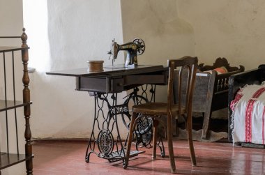 Mukachevo, Ukrayna - Mayıs, 2019: Pencerede dikiş makinesi Zinger ile retro beşik ile oda