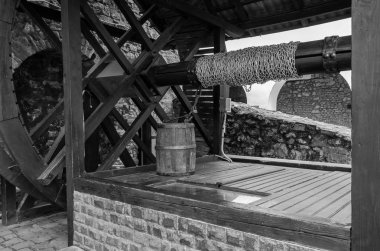 Mukachevo, Ukrayna - Mayıs, 2019: Mukachevo yakınlarındaki Palanok kalesinde eski antik kuyu