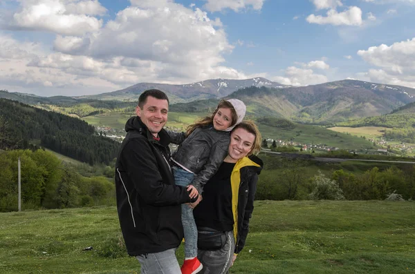 Jeune Famille Heureuse Papa Maman Fille Pendant Les Vacances Montagne — Photo
