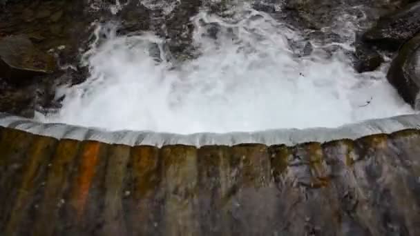 Cascades Van Zuivere Berg Rivier Onder Stenen — Stockvideo