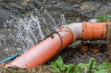 Deforme su borusu dışarı akan su patladı