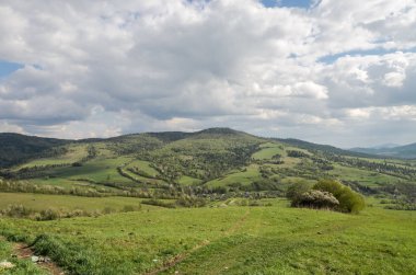 Bahar dağlarında manzara, üzerinde hala kar var