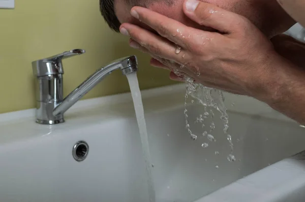 Ung Man Tvättar Ansiktet Badrummet Morgonen — Stockfoto