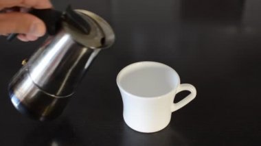 Gayzer kahve makinesi kahve fincan içine dökülür