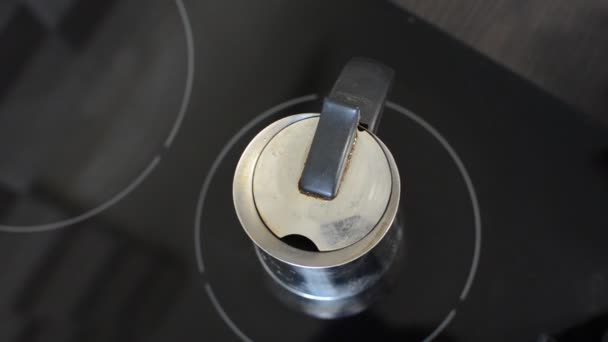 Kaffee Wird Einer Geysir Kaffeemaschine Auf Einem Induktionsherd Gebrüht — Stockvideo