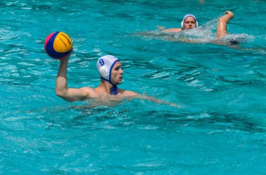 Lviv, Ukrayna-Haziran, 2019: havuzdaki sporcular su topu oynuyor