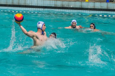 Lviv, Ukrayna-Haziran, 2019: havuzdaki sporcular su topu oynuyor