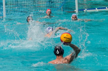 Lviv, Ukrayna-Haziran, 2019: havuzdaki sporcular su topu oynuyor