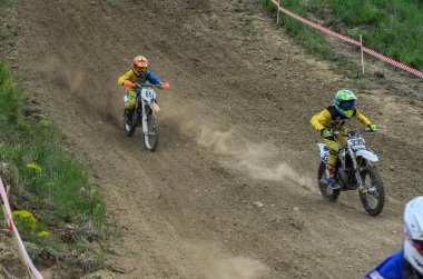 Lviv, Ukrayna-Mayıs, 2019: çocuk motosiklet Racer rides ve bir motokros pistinde bir Enduro motosiklet atlar