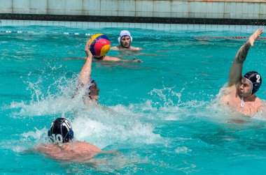 Lviv, Ukrayna-Haziran, 2019: havuzdaki sporcular su topu oynuyor