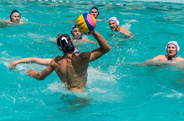 Lviv, Ukrayna-Haziran, 2019: havuzdaki sporcular su topu oynuyor