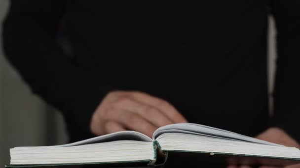 Ein Mann Blättert Durch Und Liest Ein Buch — Stockvideo