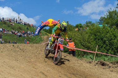 Lviv, Ukrayna - Mayıs, 2019: Atlet motosiklet yarışçısı bir motokros pistinde enduro motosiklete biniyor ve atlıyor