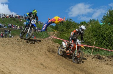 Lviv, Ukrayna - Mayıs, 2019: Atlet motosiklet yarışçısı bir motokros pistinde enduro motosiklete biniyor ve atlıyor