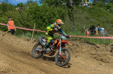 Lviv, Ukrayna - Mayıs, 2019: Atlet motosiklet yarışçısı bir motokros pistinde enduro motosiklete biniyor ve atlıyor