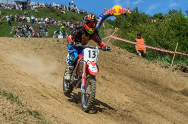 Lviv, Ukrayna - Mayıs, 2019: Atlet motosiklet yarışçısı bir motokros pistinde enduro motosiklete biniyor ve atlıyor