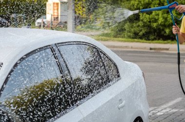 Yıkıtayıc, yüksek basınçlı yıkama da beyaz bir araba yıkar