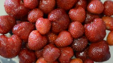 Bir tabakta olgun kırmızı çilek çilek