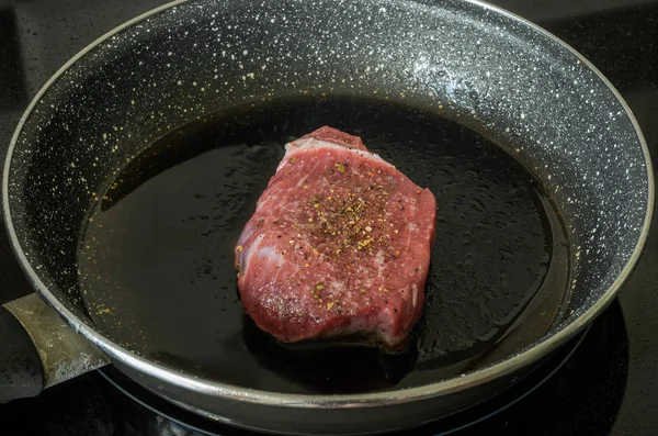 Cook Krumpli Ribeye Marhahús Steak Egy Serpenyőben — Stock Fotó