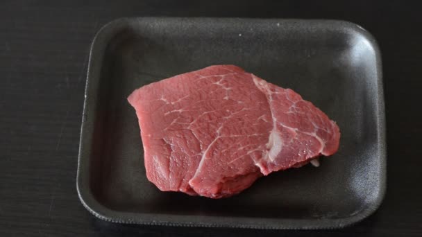 Bir Tahta Üzerinde Çiğ Kaburga Göz Sığır Eti Biftek — Stok video