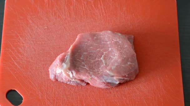 Bir Tahta Üzerinde Çiğ Kaburga Göz Sığır Eti Biftek — Stok video