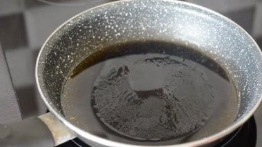Cook bir tavada ribeye sığır eti biftek kızartması