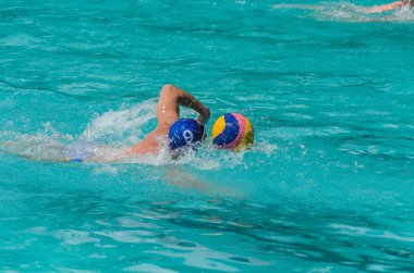 Lviv, Ukrayna-Haziran, 2019: havuzdaki sporcular su topu oynuyor