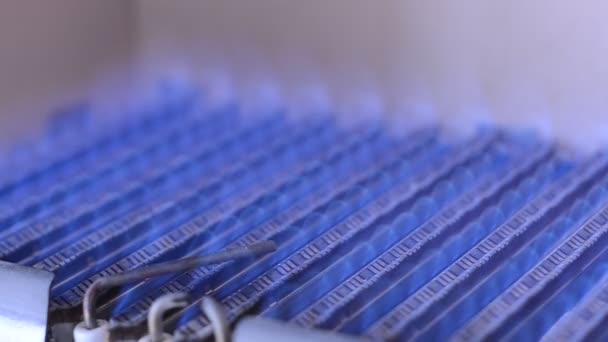 Le gaz domestique sort dans la chaudière 