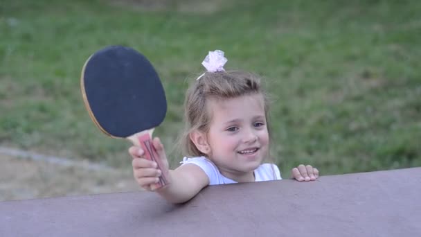 Маленькая Очаровательная Счастливая Девочка Играет Пинг Понг Улице — стоковое видео