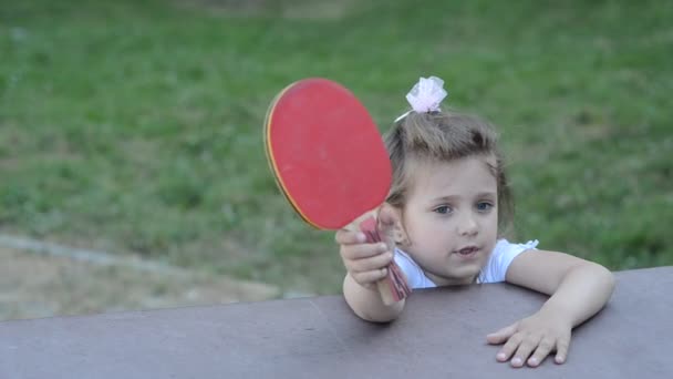 Liten Charmig Lycklig Flicka Barn Spelar Ping Pong Gatan — Stockvideo