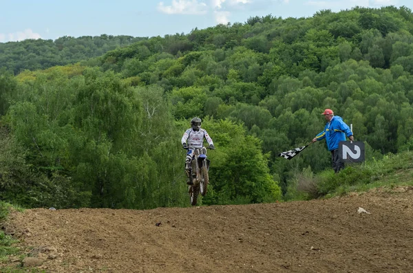 Lviv Ukraine Mai 2019 Athletin Motorradrennfahrer Fährt Und Springt Auf — Stockfoto