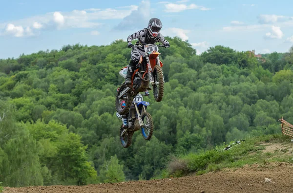 Lviv Ukrajna Május 2019 Motorkerékpár Versenyző Lovagol Ugrik Egy Enduro — Stock Fotó