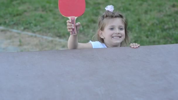 小さな魅力的な幸せな女の子の子供は 通りでピンポンを果たしています — ストック動画