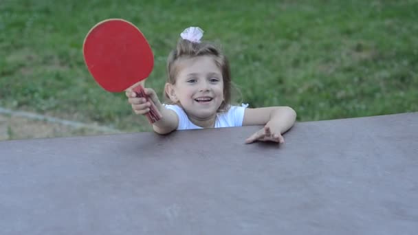 Pouco Encantador Menina Feliz Criança Joga Ping Pong Rua — Vídeo de Stock