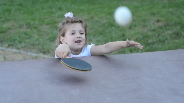 Pouco Encantador Menina Feliz Criança Joga Ping Pong Rua — Vídeo de Stock