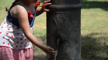 Roma sokaklarında Roma burun içme Çeşmesi küçük sevimli bebek kız içecekler su