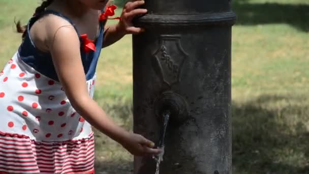 Little Adorable Baby Girl Drinks Water Drinking Fountain Roman Nose — Stock Video