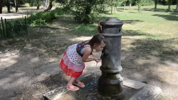Mała Urocza Dziewczynka Pije Wodę Fontanny Pitnej Rzymskiego Nosa Ulicach — Wideo stockowe