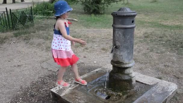 Little Adorable Baby Girl Drinks Water Drinking Fountain Roman Nose — Stock Video