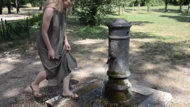Young Girl Drinks Water Drinking Fountain Roman Nose Hot Summer — Stock Video
