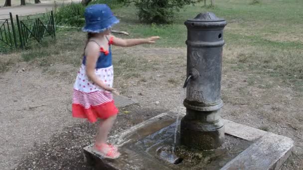 Petite Adorable Petite Fille Boit Eau Fontaine Nez Romain Dans — Video