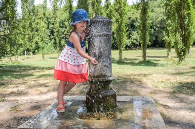 Roma sokaklarında Roma burun içme Çeşmesi küçük sevimli bebek kız içecekler su